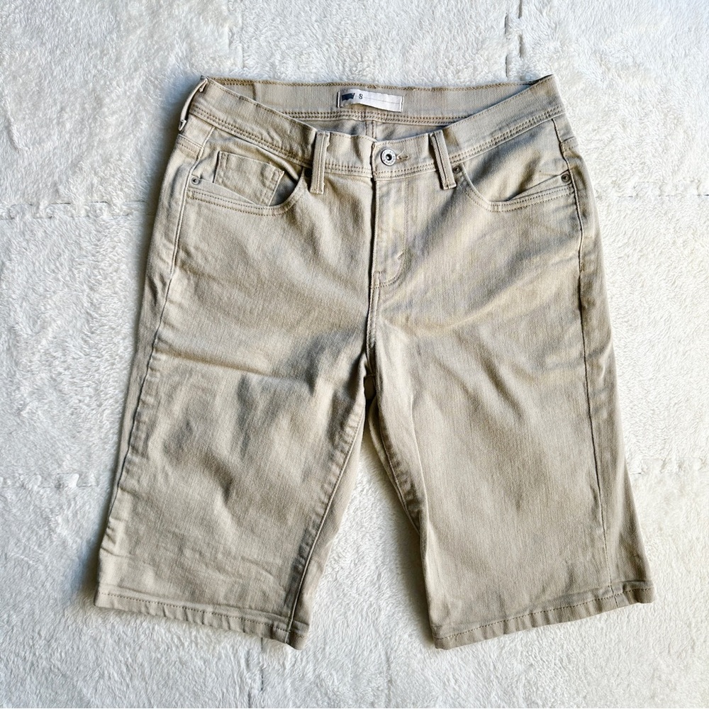 Vintage Levi’s tan low rise capri denim shorts, size 8
